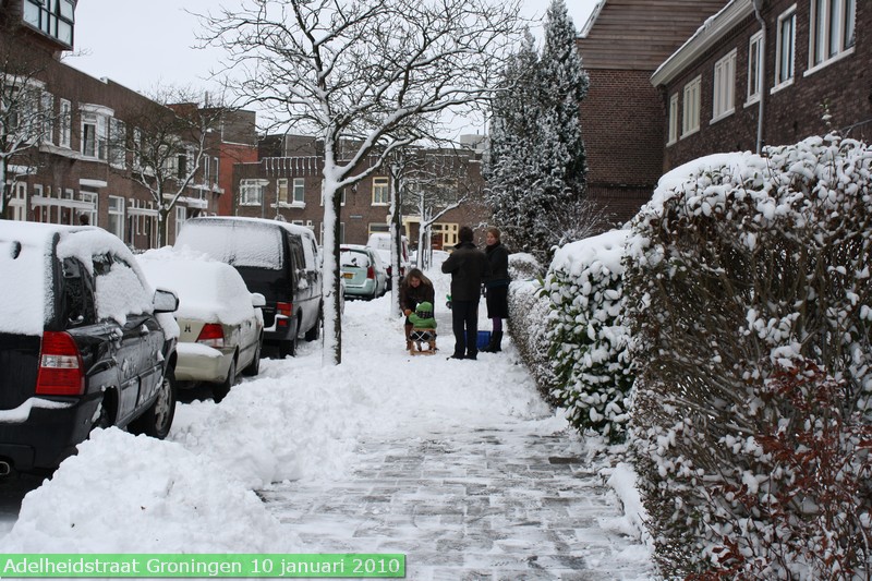 januari2010adelheidstraatsneeuwhutborrel200902.jpg