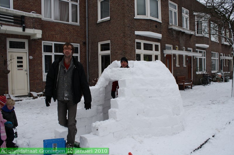 januari2010adelheidstraatsneeuwhutborrel200903.jpg