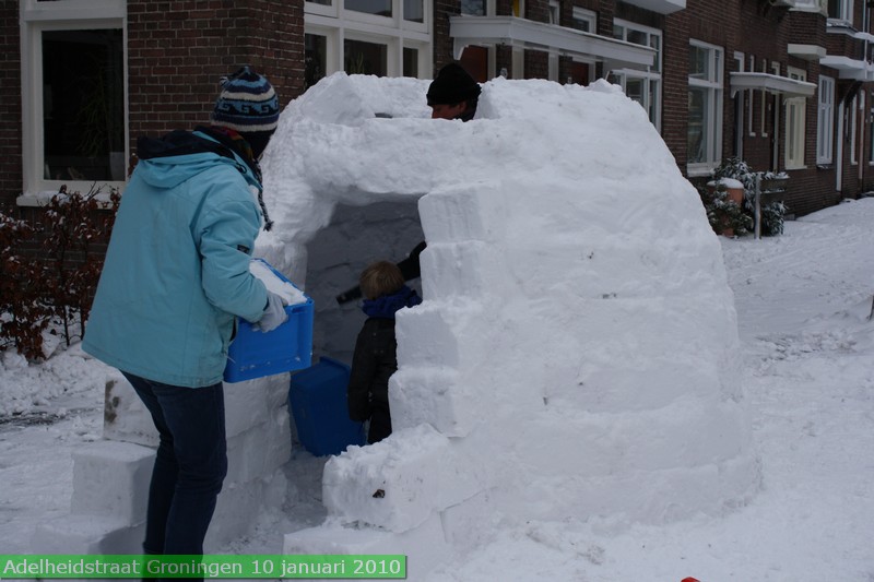 januari2010adelheidstraatsneeuwhutborrel200905.jpg