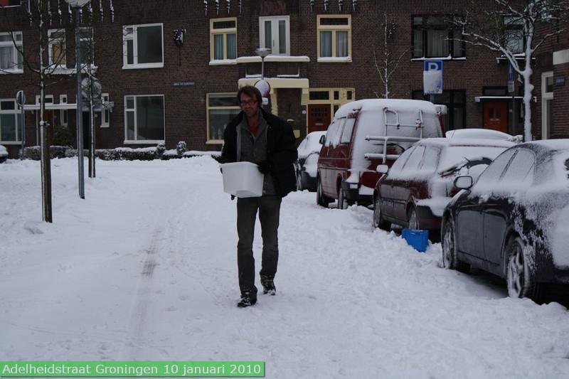 januari2010adelheidstraatsneeuwhutborrel200906.jpg