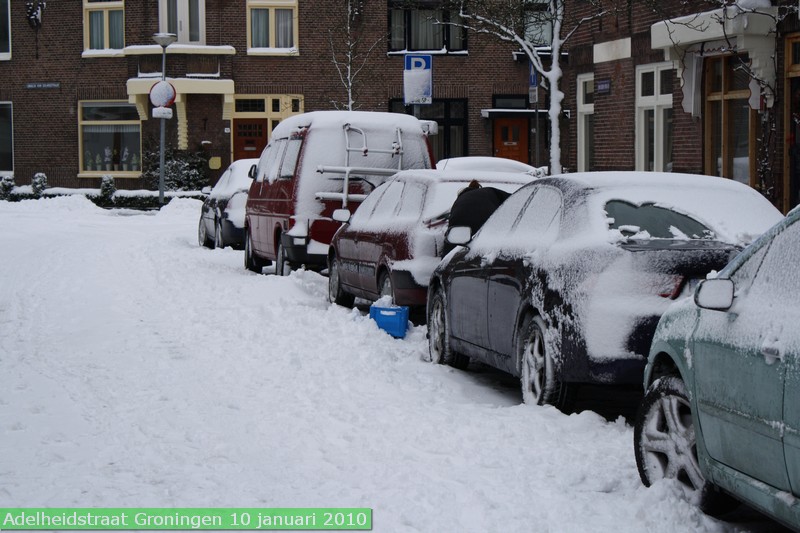 januari2010adelheidstraatsneeuwhutborrel200907.jpg