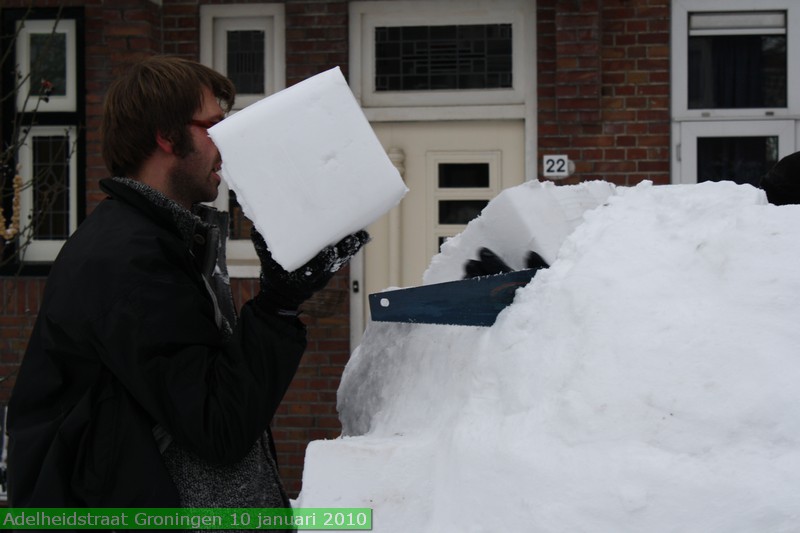 januari2010adelheidstraatsneeuwhutborrel200910.jpg