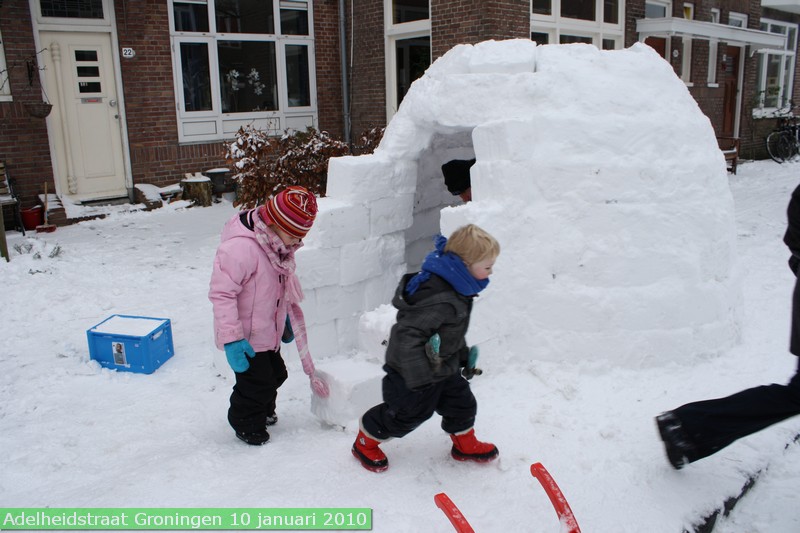 januari2010adelheidstraatsneeuwhutborrel200912.jpg