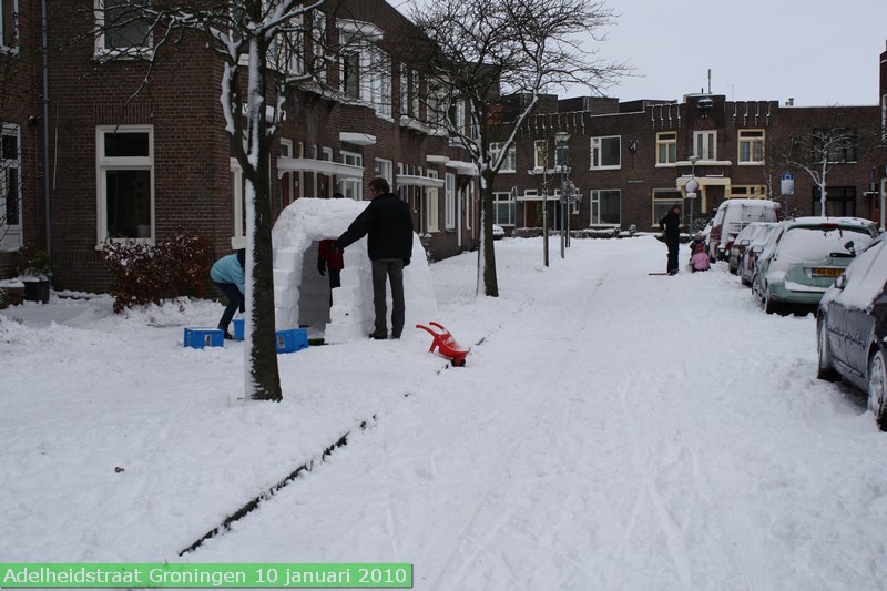 januari2010adelheidstraatsneeuwhutborrel200915.jpg