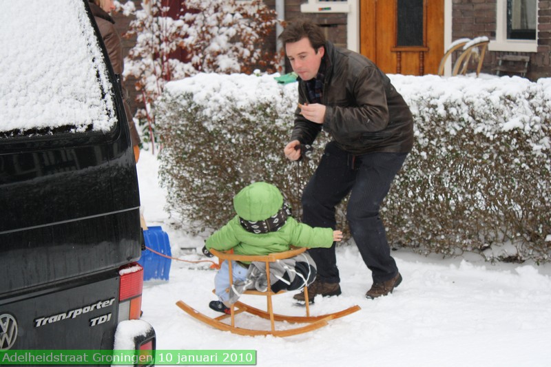 januari2010adelheidstraatsneeuwhutborrel200916.jpg