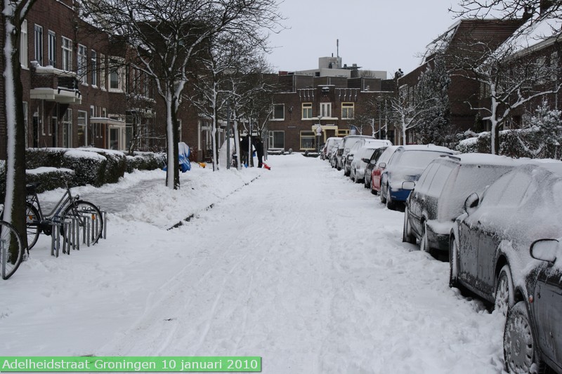 januari2010adelheidstraatsneeuwhutborrel200918.jpg