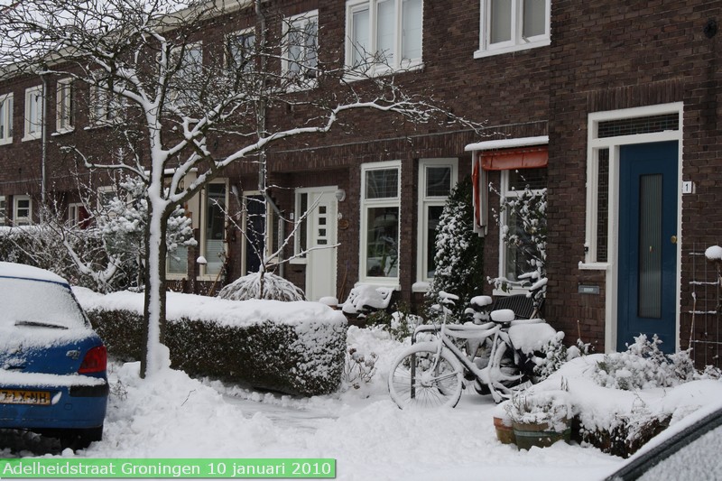 januari2010adelheidstraatsneeuwhutborrel200919.jpg