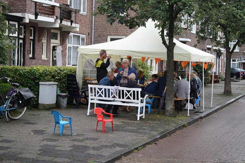 IMG_9692.JPG - Buiten ook nog steeds gezelligheid ondanks de regen