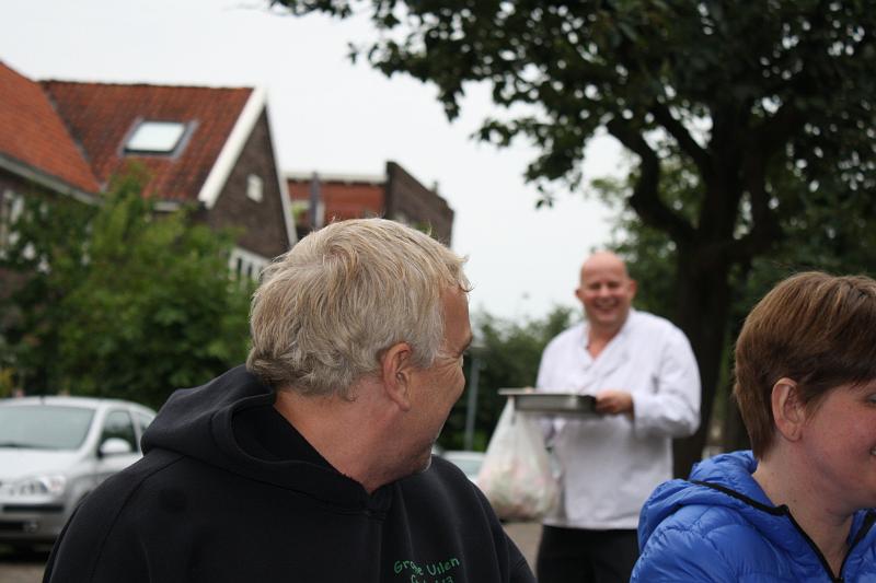 IMG_9704.JPG - Marco Bakker van Kroewa Thai komt met een verrassing. Heerlijke loempia's en voor de kinderen een heel grote zalk met kroepoekjes.