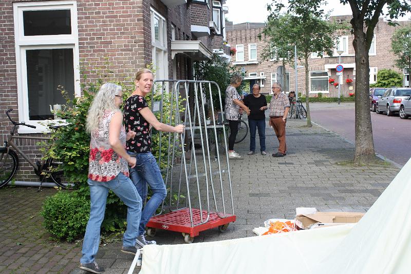 IMG_9737.JPG - De organiserende dames op weg naar de opslag.