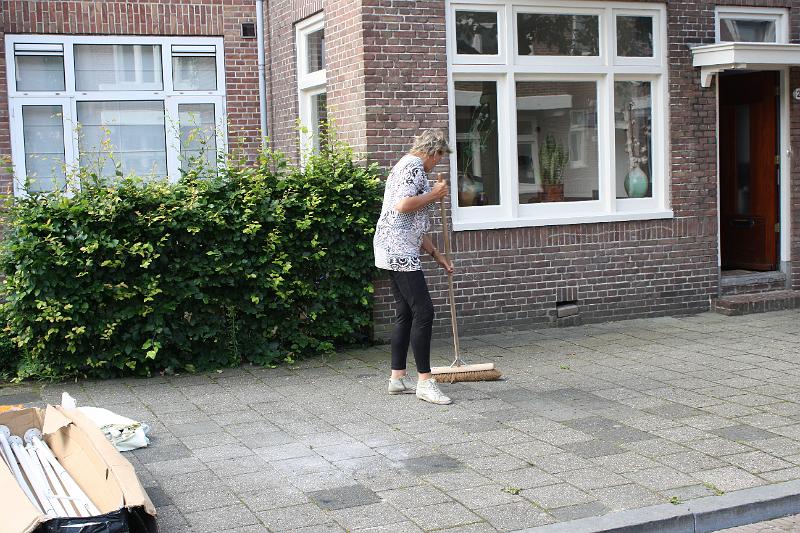 IMG_9740.JPG - Gea veegt de laatste kruimels bij elkaar