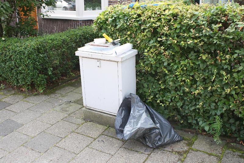 IMG_9742.JPG - Nog een beetje rommel en achtergelaten borden en bestek